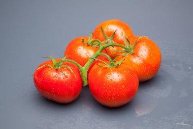 Domates kırmızı ve taze, doğrudan masaya gitmek için bahçeden getirilen, biz salata veya meyve olarak, vitamin ve antioksidanlar açısından zengin çiğ yiyebilirsiniz. domates ile biz meyve suları, reçeller, soslar, tavada yapabilirsiniz, biz et ile doldurabilir ve yapmak 