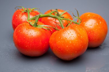 Domates kırmızı ve taze, doğrudan masaya gitmek için bahçeden getirilen, biz salata veya meyve olarak, vitamin ve antioksidanlar açısından zengin çiğ yiyebilirsiniz. domates ile biz meyve suları, reçeller, soslar, tavada yapabilirsiniz, biz et ile doldurabilir ve yapmak 