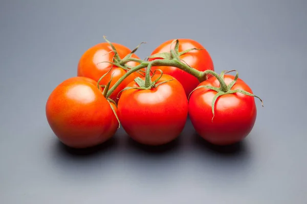 Tomate Rot Und Frisch Aus Dem Garten Direkt Auf Den — Stockfoto