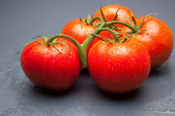 Domates kırmızı ve taze, doğrudan masaya gitmek için bahçeden getirilen, biz salata veya meyve olarak, vitamin ve antioksidanlar açısından zengin çiğ yiyebilirsiniz. domates ile biz meyve suları, reçeller, soslar, tavada yapabilirsiniz, biz et ile doldurabilir ve yapmak 