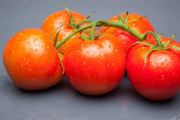 Domates kırmızı ve taze, doğrudan masaya gitmek için bahçeden getirilen, biz salata veya meyve olarak, vitamin ve antioksidanlar açısından zengin çiğ yiyebilirsiniz. domates ile biz meyve suları, reçeller, soslar, tavada yapabilirsiniz, biz et ile doldurabilir ve yapmak 