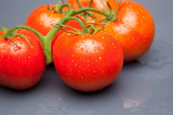 Domates kırmızı ve taze, doğrudan masaya gitmek için bahçeden getirilen, biz salata veya meyve olarak, vitamin ve antioksidanlar açısından zengin çiğ yiyebilirsiniz. domates ile biz meyve suları, reçeller, soslar, tavada yapabilirsiniz, biz et ile doldurabilir ve yapmak 