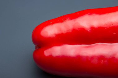 biber, hem yeşil hem de kırmızı, daha olgun, Akdeniz mutfağının temel sebzelervardır. Biberler kavrulabilir, kızartılabilir, haşlanabilir, sofritolarda yemeklerin tamamlayıcısı olarak kullanılır. Vitaminler açısından zengindirler..