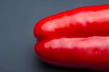 biber, hem yeşil hem de kırmızı, daha olgun, Akdeniz mutfağının temel sebzelervardır. Biberler kavrulabilir, kızartılabilir, haşlanabilir, sofritolarda yemeklerin tamamlayıcısı olarak kullanılır. Vitaminler açısından zengindirler..