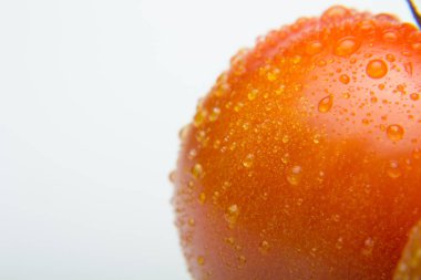 Taze domatesyakın çekim ve taze bahçeden aldı, çiğ yenmesi için hazırlanan, salata veya pişmiş olmak. Soslar, tavada kızartmalar, reçeller ve meyve suları yapabiliriz, onları doldurabilir, kızartabiliriz..