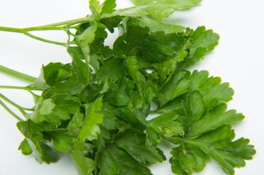 Maydanoz yeşil yenilebilir bir bitkidir, pişirme de kullanılan vitaminler açısından zengin