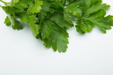 Maydanoz yeşil yenilebilir bir bitkidir, pişirme de kullanılan vitaminler açısından zengin