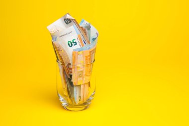 Avrupa Topluluğu'nda kullanılan Euro banknotları. Yasal kullanım para hizmet malları, nesneleri satın almak için, piyasada ödemek mümkün. Bankalar şirketlere ve insanlara kredi vermek için kullanıyor. Para dünyanın lokomotifidir.