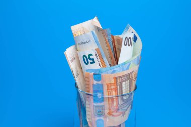 Avrupa Topluluğu'nda kullanılan Euro banknotları. Yasal kullanım para hizmet malları, nesneleri satın almak için, piyasada ödemek mümkün. Bankalar şirketlere ve insanlara kredi vermek için kullanıyor. Para dünyanın lokomotifidir.
