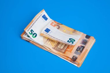 Avrupa Topluluğu'nda kullanılan Euro banknotları. Yasal kullanım para hizmet malları, nesneleri satın almak için, piyasada ödemek mümkün. Bankalar şirketlere ve insanlara kredi vermek için kullanıyor. Para dünyanın lokomotifidir.