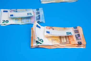 Avrupa Topluluğu'nda kullanılan Euro banknotları. Yasal kullanım para hizmet malları, nesneleri satın almak için, piyasada ödemek mümkün. Bankalar şirketlere ve insanlara kredi vermek için kullanıyor. Para dünyanın lokomotifidir.