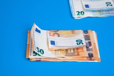 Avrupa Topluluğu'nda kullanılan Euro banknotları. Yasal kullanım para hizmet malları, nesneleri satın almak için, piyasada ödemek mümkün. Bankalar şirketlere ve insanlara kredi vermek için kullanıyor. Para dünyanın lokomotifidir.