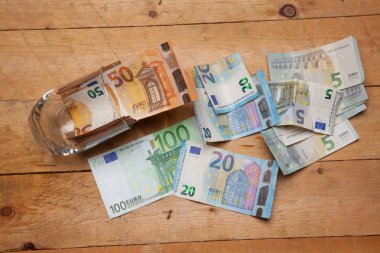 Para kapitalist dünyanın motorudur, günlük alımlar için gerekli, şirketler, işletmeler, bankalar, piyasalar, vb işiçin gerekli ... Para bankalar tarafından kullanılan ana unsurdur, onlar faiz oranlarında bırakın.