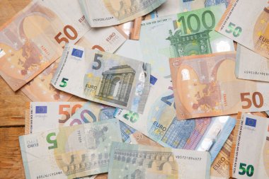 Para kapitalist dünyanın motorudur, günlük alımlar için gerekli, şirketler, işletmeler, bankalar, piyasalar, vb işiçin gerekli ... Para bankalar tarafından kullanılan ana unsurdur, onlar faiz oranlarında bırakın.