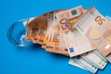 Para kapitalist dünyanın motorudur, günlük alımlar için gerekli, şirketler, işletmeler, bankalar, piyasalar, vb işiçin gerekli ... Para bankalar tarafından kullanılan ana unsurdur, onlar faiz oranlarında bırakın.