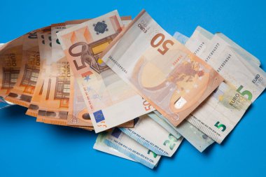 Para kapitalist dünyanın motorudur, günlük alımlar için gerekli, şirketler, işletmeler, bankalar, piyasalar, vb işiçin gerekli ... Para bankalar tarafından kullanılan ana unsurdur, onlar faiz oranlarında bırakın.