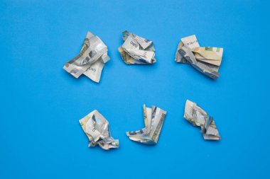 Para kapitalist dünyanın motorudur, günlük alımlar için gerekli, şirketler, işletmeler, bankalar, piyasalar, vb işiçin gerekli ... Para bankalar tarafından kullanılan ana unsurdur, onlar faiz oranlarında bırakın.