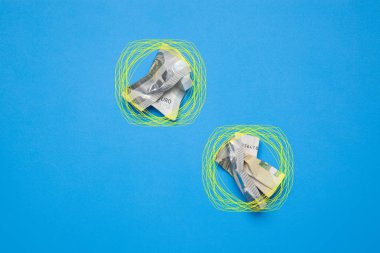 Para kapitalist dünyanın motorudur, günlük alımlar için gerekli, şirketler, işletmeler, bankalar, piyasalar, vb işiçin gerekli ... Para bankalar tarafından kullanılan ana unsurdur, onlar faiz oranlarında bırakın.