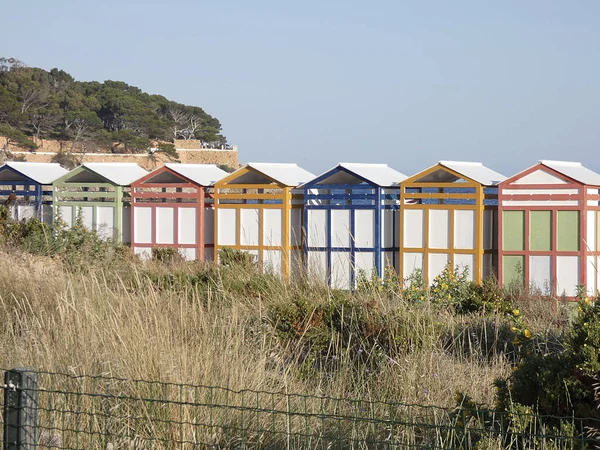 彩色小屋 典型的某些海滩 用于使洗澡者可以改变衣服之前和之后离开水 — 图库照片