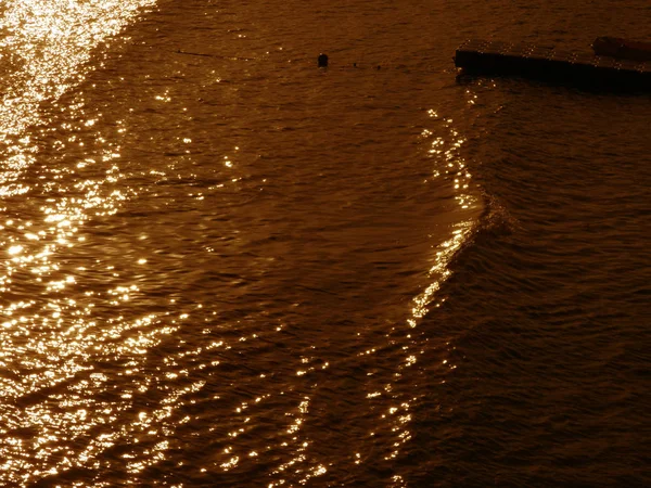 Heijastuksia Veden Meren Takia Auringon Auringonlaskun Tai Kuun Yöllä Tuottaa — kuvapankkivalokuva