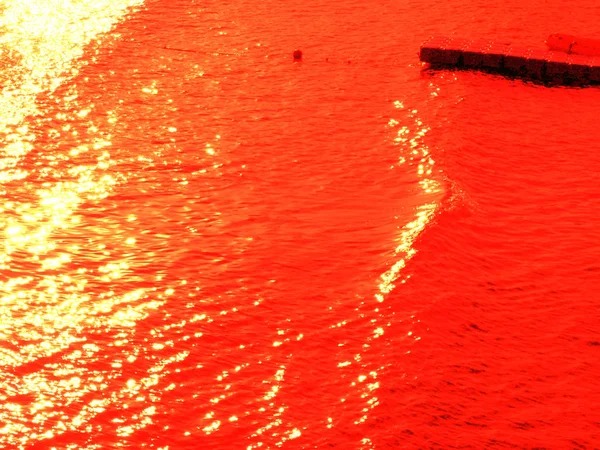 Gün Batımında Güneş Veya Gece Batımında Nedeniyle Denizin Suyuna Yansımalar — Stok fotoğraf