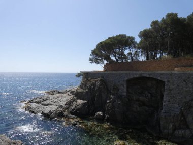 Akdeniz'in littoral Katalonya bölgesinin kuzeyinde Costa Brava küçük veya güzel koy