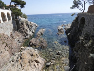 Costa Brava'daki bir uçurumun dibinde ki koylar ve küçük plajlar. Temiz ve şeffaf sular, taze ve değerli.