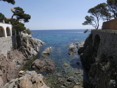 Costa Brava'daki bir uçurumun dibinde ki koylar ve küçük plajlar. Temiz ve şeffaf sular, taze ve değerli.
