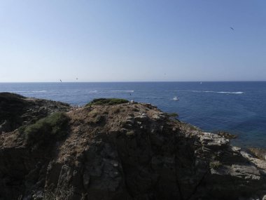 Martılar mavi denizin üzerinde ve kayalıklar arasında uçarken, diğer yırtıcıların girişini izliyor ve yavrularını koruyorlar. Martıların çok önemli kanatları var, havanın fırtınalarından çok iyi yararlanıyorlar.