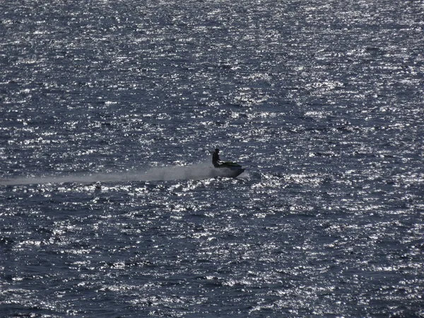 Voile Avec Jet Ski Dessus Reflet Mer Méditerranée Faire Peu — Photo