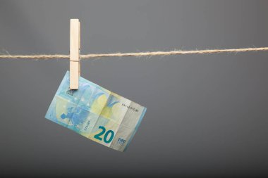 Para kapitalist toplumun temel aracıdır, bankalar, insanlar, sanayi, şirketler, hizmetler, ürünler, hammaddeler tarafından kullanılır, para bankalar tarafından belli bir oranda bırakılır. Para işçilere ödeme yapmak için kullanılır.