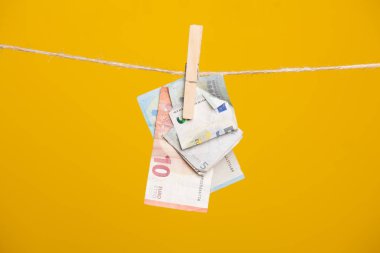 Euro banknotları, Avrupa ekonomik topluluğunun parası. Para işin meyvesi, yatırımın yararları, şirketin zararları veya karları, bankanın kârı. Para günümüz toplumunda yaşam için gereklidir.