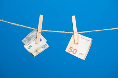 Euro banknotları, Avrupa ekonomik topluluğunun parası. Para işin meyvesi, yatırımın yararları, şirketin zararları veya karları, bankanın kârı. Para günümüz toplumunda yaşam için gereklidir.