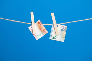 Euro banknotları, Avrupa ekonomik topluluğunun parası. Para işin meyvesi, yatırımın yararları, şirketin zararları veya karları, bankanın kârı. Para günümüz toplumunda yaşam için gereklidir.