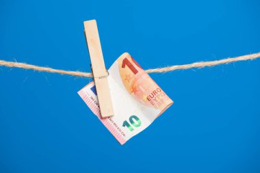 Euro banknotları, Avrupa ekonomik topluluğunun parası. Para işin meyvesi, yatırımın yararları, şirketin zararları veya karları, bankanın kârı. Para günümüz toplumunda yaşam için gereklidir.