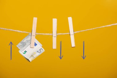 Euro banknotları, Avrupa ekonomik topluluğunun parası. Para işin meyvesi, yatırımın yararları, şirketin zararları veya karları, bankanın kârı. Para günümüz toplumunda yaşam için gereklidir.