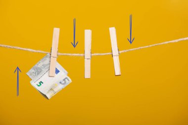 Euro banknotları, Avrupa ekonomik topluluğunun parası. Para işin meyvesi, yatırımın yararları, şirketin zararları veya karları, bankanın kârı. Para günümüz toplumunda yaşam için gereklidir.