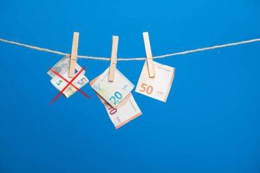 Euro banknotları, Avrupa ekonomik topluluğunun parası. Para işin meyvesi, yatırımın yararları, şirketin zararları veya karları, bankanın kârı. Para günümüz toplumunda yaşam için gereklidir.