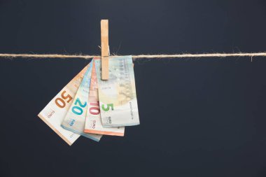 Euro banknotları, Avrupa ekonomik topluluğunun parası. Para işin meyvesi, yatırımın yararları, şirketin zararları veya karları, bankanın kârı. Para günümüz toplumunda yaşam için gereklidir.
