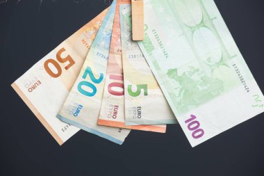 Euro banknotları, Avrupa ekonomik topluluğunun parası. Para işin meyvesi, yatırımın yararları, şirketin zararları veya karları, bankanın kârı. Para günümüz toplumunda yaşam için gereklidir.