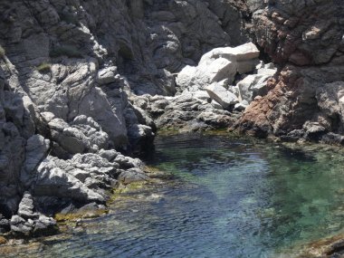 Akdeniz'in littoral Katalonya bölgesinin kuzeyinde Costa Brava küçük veya güzel koy