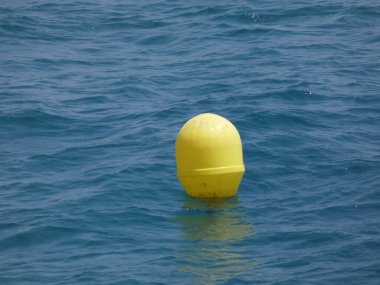 Sahile girip çıkmak için sinyal şamandırası.