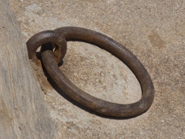 Sahilin kumlarında veya küçük limanlarda küçük tekneler bağlamak için dairesel demir halka.