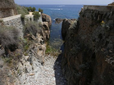 Akdeniz'in littoral Katalonya bölgesinin kuzeyinde Costa Brava küçük veya güzel koy