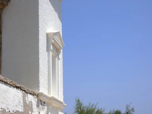 Gran Hermosa Casa Blanca Ventana Blanca Sobre Fondo Azul Cielo — Foto de Stock