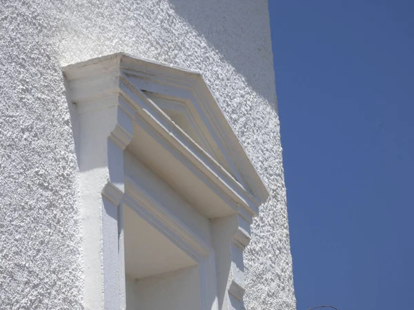 Große Und Schöne Weiße Haus Weißes Fenster Auf Blauem Himmel — Stockfoto