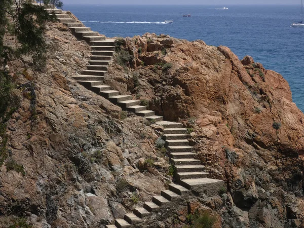 Costa Brava'daki küçük bir koya erişim sağlayan merdivenler;