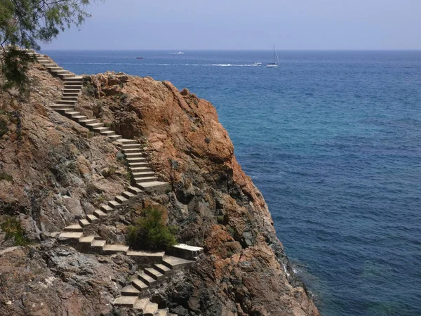 Costa Brava'daki küçük bir koya erişim sağlayan merdivenler;
