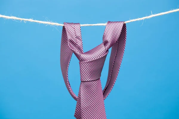 Krawat Klasycznym Węzłem Zawieszony Liny Przymocowany Przez Drewniane Clothespins Zawieszenia — Zdjęcie stockowe