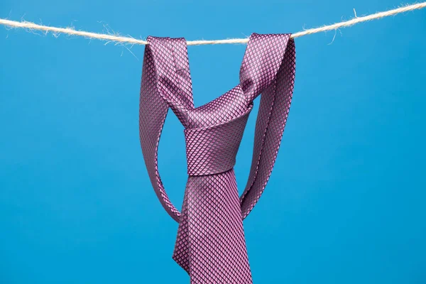 ネクタイは 多くの職業 銀行家 金融業者 マネージャー 役員などのドレッシングの方法の要素です ネクタイは結び目を結び 衣服のピンが持つロープから吊り下げました ドレッシングの古典的な方法 — ストック写真